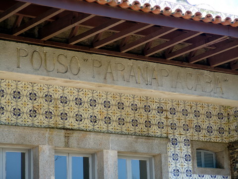 Alguns acham que  a casa da Marquesa de Santos, mais de 50 anos entre a sua morte e a construo do monumento tornam isto impossvel